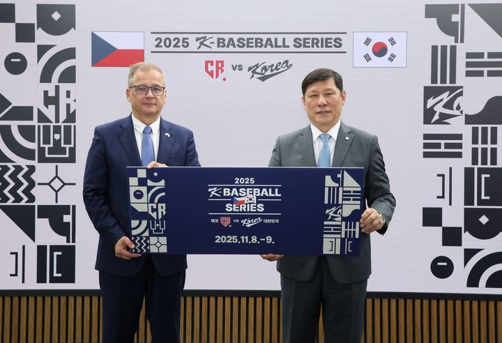 [서울=뉴시스] 허구연 KBO 총재(오른쪽)와 이반 얀차렉 주한체코대사. (사진=KBP 제공) 2025.07.28. *재판매 및 DB 금지