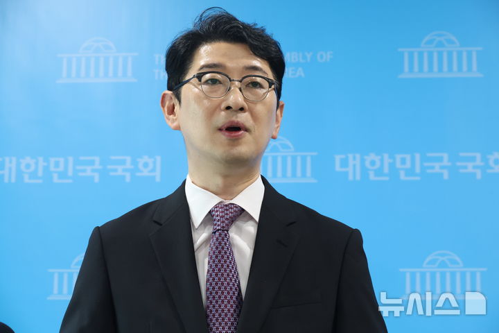 [서울=뉴시스] 조성봉 기자 = 당대표 출마를 선언한 주진우 국민의힘 의원이 28일 오후 서울 여의도 국회 소통관에서 당 혁신안 발표기자회견을 마치고 취재진의 질문에 답변하고 있다. 2025.07.28. suncho21@newsis.com