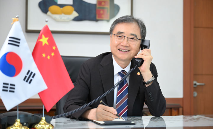 [서울=뉴시스]조현 외교부 장관은 28일 왕이(王毅) 중국 외교부장과 취임 후 첫 전화 통화를 갖고, 한중 양자관계 등 상호 관심사에 대한 의견을 교환했다. (사진=외교부 제공) 2025.07.28 *재판매 및 DB 금지