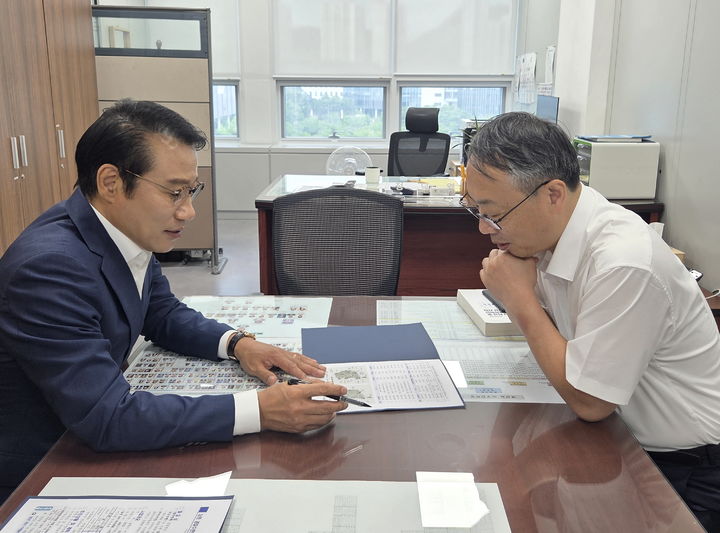 [남원=뉴시스] 28일 내년도 정부예산 확보하 기회재정부를 방문한 최경식 남원시장(왼쪽)이 정덕영 행정국방예산심의관을 만나 '남원 경찰수련원' 건립의 필요성을 설명하고 있다. (사진=남원시 제공) 2025.07.28. photo@newsis.com *재판매 및 DB 금지