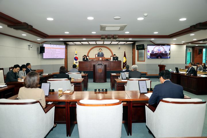 전북 장수군의회는 28일 제6차 본회의를 끝으로 15일간 열린 제377회 임시회를 마무리하고 2025년도 제1회 추가경정 예산안을 의결했다. *재판매 및 DB 금지