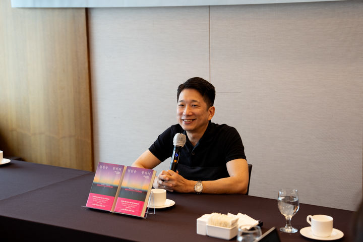 [서울=뉴시스] 28일 서울 중구 한국프레스센터에서 안톤 허의 첫 장편소설 '영원을 향하여' 출간 기자간담회가 열렸다. (사진=오팬하우스 제공) 2025.07.28. photo@newsis.com *재판매 및 DB 금지