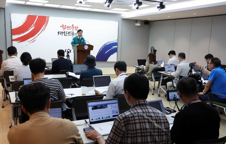 [홍성=뉴시스] 김영명 충남도 환경산림국장이 28일 도청 프레스센터에서 기자회견을 열고, 지천댐 건설의 필요성을 강조하고 있다.&nbsp;&nbsp; *재판매 및 DB 금지