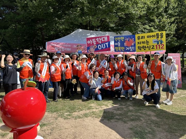 [거창=뉴시스] 거창군 아동위원회, 연극제 속 아동학대 예방캠페인 펼쳐 (사진=거창군 제공) 2025. 07. 28. photo@newsis.com&nbsp; *재판매 및 DB 금지