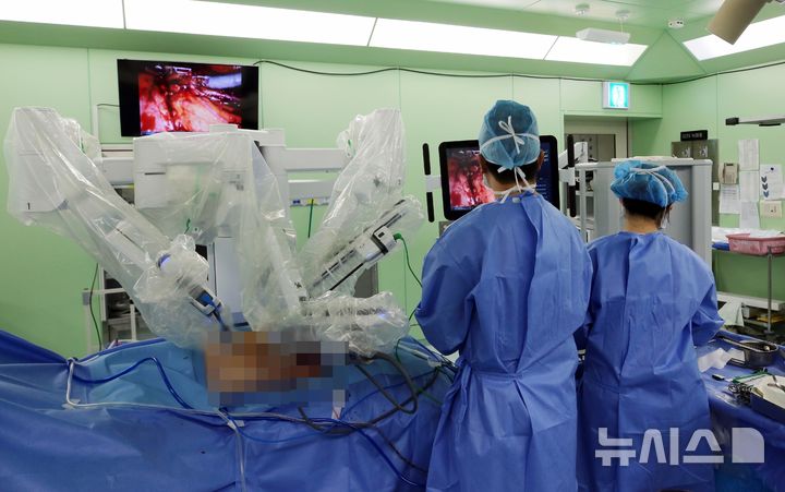 [제주=뉴시스] 제주대학교병원 장원배 외과 교수팀이 이달 살아있는 사람의 신장을 이식하는 '생체신장 로봇 이식'을 잇따라 성공했다. 사진은 의료진이 신장이식을 위한 로봇수술을 집도하는 모습. 2025.07.28. photo@newsis.com