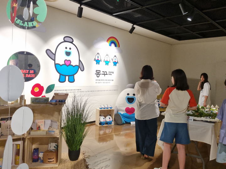 [거제=뉴시스] 신정철 기자= 거제시는 지역 농특산물의 매력과 관광 자원을 감각적으로 체험할 수 있는 홍보 플랫폼 ‘섬 속의 오감놀이터’를 지난 26일부터 오는 8월 24일까지 한화리조트 거제 벨버디어 내에서 운영한다고 28일 밝혔다.사진은 지난 주말 한화리조트 거제 벨버디어 내 ‘섬 속의 오감놀이터’ 모습.(사진=거제시 제공).2025.07.28. photo@newsis.com *재판매 및 DB 금지