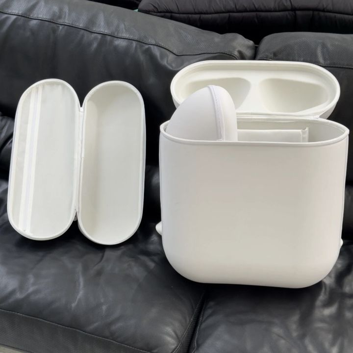 [서울=뉴시스] 가방 내부에는 에어팟 이어버드를 연상시키는 길쭉한 파우치 2개가 들어있으며, 18인치 노트북도 수납 가능한 넉넉한 크기를 자랑한다. (사진=브레이브스트 스튜디오 홈페이지 캡처) 2025.07.28 *재판매 및 DB 금지