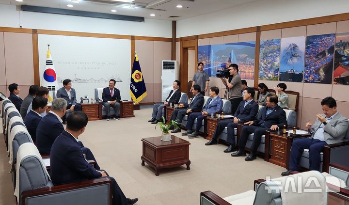 [부산=뉴시스]경남도의회 경남·부산 행정통합 특별위원회 허용복 위원장 등이 28일 부산시의회를 방문해 부산시의회 행정통합 특별위원회와 간담회를 하고 있다.(사진=경남도의회 제공) 2025.07.28. photo@newsis.com