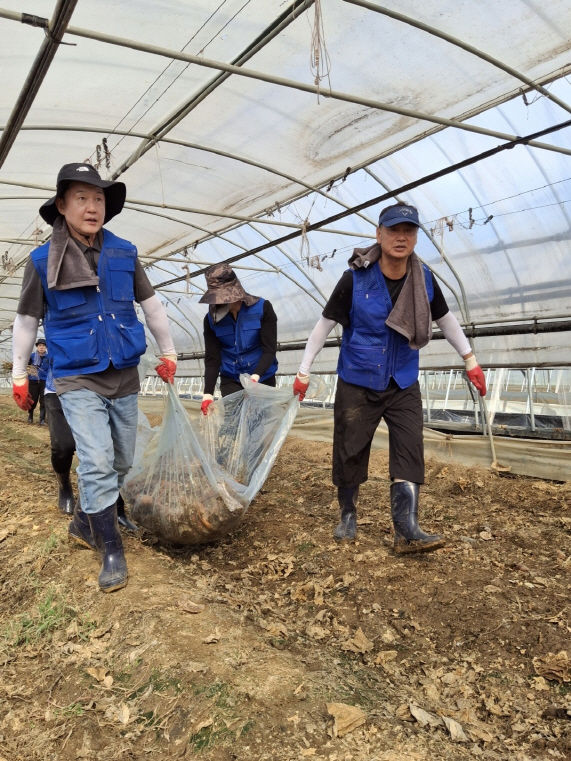 [서울=뉴시스] 서울시의회 민주당, 충남 아산 수해 복구 참가. 2025.07.28. (사진=서울시의회 제공) *재판매 및 DB 금지