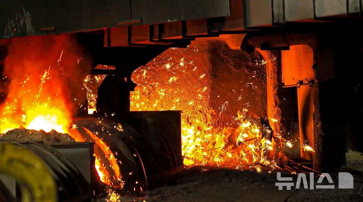 [포항=뉴시스] 안병철 기자 = 포스코 포항제철소 내 고로에서 쇳물이 나오고 있다.(사진=포스코 제공) 2025.07.28. photo@newsis.com