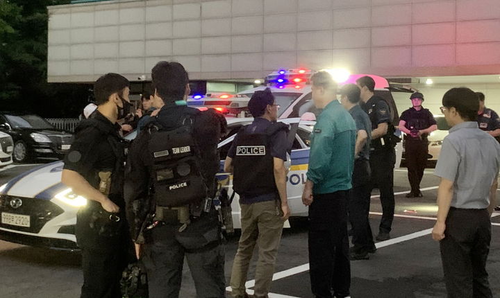 [서울=뉴시스] 오언석 도봉구청장이 지난 21일 A아파트 폭발물 신고 현장을 찾아 경찰 관계자로부터 상황 설명을 듣고 있다. 2025.07.28. (사진=도봉구 제공) *재판매 및 DB 금지