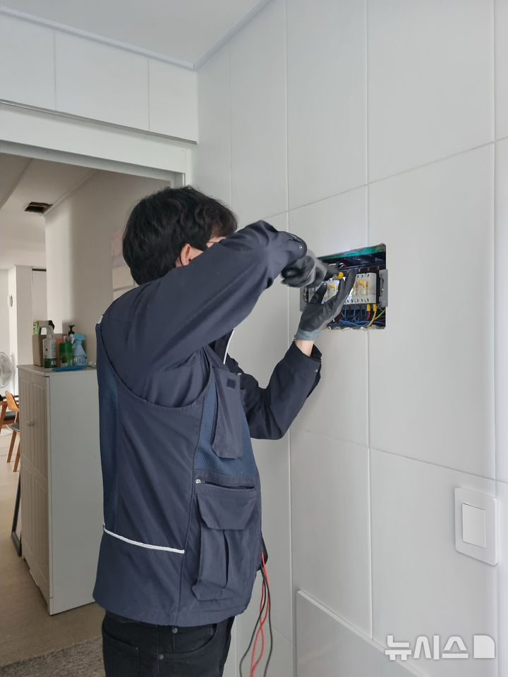 [성남=뉴시스] 성남시가 재난예방시설 지원사업을 통해 전기 안전 점검을 하고 있는 모습(사진=성남시 제공) 2025.07.28.photo@newsis.com