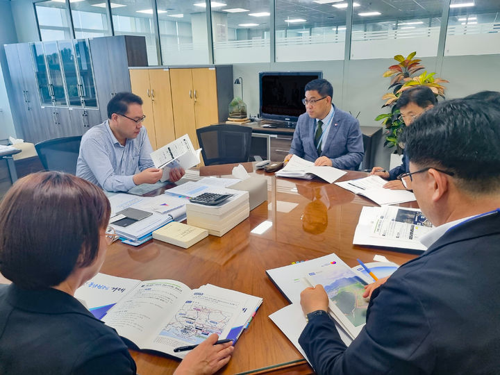 [거제=뉴시스] 신정철 기자= 민기식 거제시 부시장은 28일, 주요 현안사업의 예비타당성조사 통과 및 2026년 국비예산 확보를 위해 기획재정부와 행정안전부를 찾아 사업 필요성을 설명하고 예산 반영을 건의했다.사진은 민기식 부시장의 기획재정부 방문 모습.(사진=거제시 제공).2025.07.28. photo@newsis.com *재판매 및 DB 금지