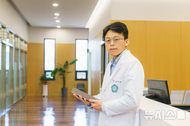 [서울=뉴시스] 김지섭 이대서울병원 정형외과 교수. (사진= 이대서울병원 제공)