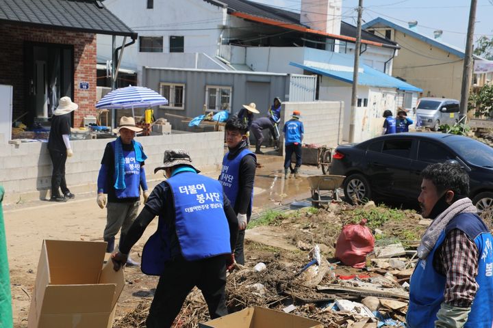 [창원=뉴시스] 강경국 기자 = 더불어민주당 경남도당이 민주당 경남 16개 지역위원회와 함께 지난 21일부터 27일까지 산청, 합천, 하동, 진주 등 집중호우 피해 지역에서 복구지원 활동을 펼치고 있다. (사진=민주당 제공). 2025.07.28. photo@newsis.com *재판매 및 DB 금지