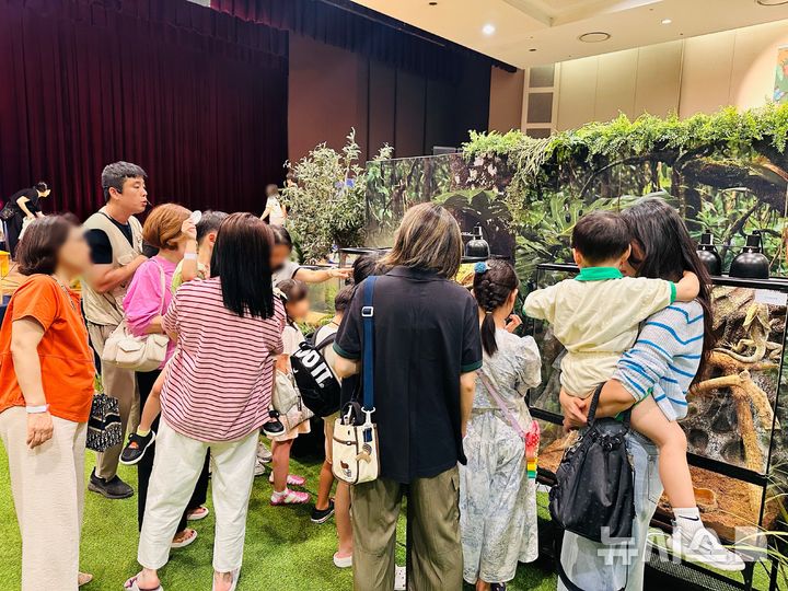 [부천=뉴시스] 정일형 기자 = ‘정글의 수호자 파충류&곤충 탐험대’ 체험전. (사진=현대백화점 제공)