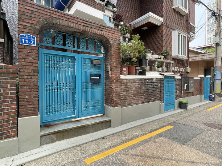 [서울=뉴시스] 주택 대문 공사 후. 2025.07.28. (사진=송파구 제공) *재판매 및 DB 금지