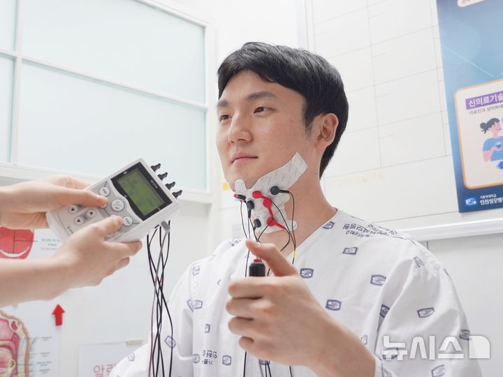 [인천=뉴시스] 의료진이 RS-STIM 1.0 장비로 연하장애 재활치료를 시행하고 있다. (사진=인천성모병원 제공) 2025.07.28. photo@newsis.com