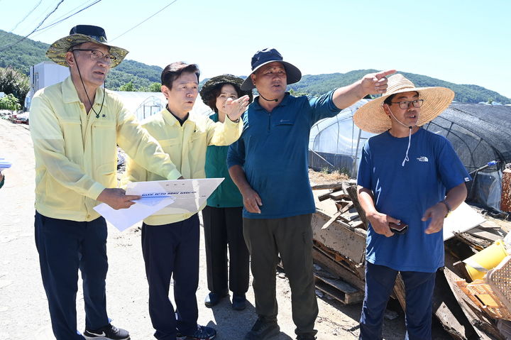 [진주=뉴시스]조규일 진주시장, 수곡면 수해복구 현장 연일 방문.(사진=진주시 제공).2025.07.28.photo@newsis.com *재판매 및 DB 금지