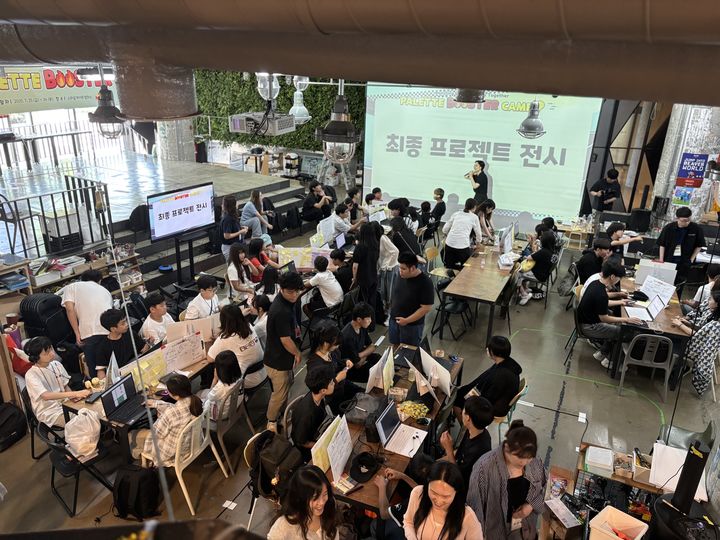 [서울=뉴시스] 스마일게이트 희망스튜디오가 지난 25일부터 양일간 경기 성남시 스마일게이트 사옥에서 아동 창작 지원 프로그램 '팔레트 부스터 캠프'를 진행했다고 28일 밝혔다. (사진=스마일게이트 제공) *재판매 및 DB 금지