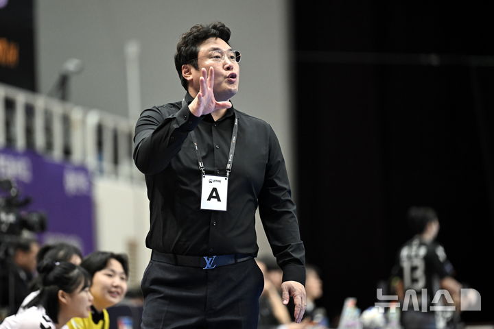 [서울=뉴시스] 핸드볼 H리그 경남개발공사의 김현창 감독. (사진=한국핸드볼연맹 제공) *재판매 및 DB 금지