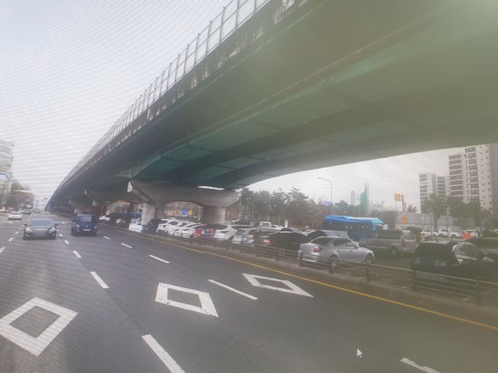 불길이 번질 우려가 있었던 고가도로와 공영주차장 모습. (사진=수원남부소방서 제공) *재판매 및 DB 금지