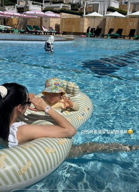 [서울=뉴시스] 전 리듬체조 선수 손연재가 아들과의 물놀이 일상을 전했다. (사진=손연재 인스타그램 캡처) 2025.07.28. photo@newsis.com *재판매 및 DB 금지