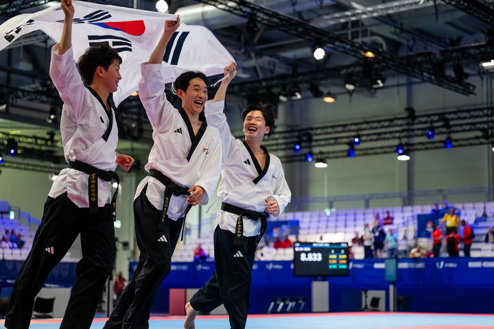 [서울=뉴시스]2025 라인루르 하계세계대학경기대회(유니버시아드대회·U대회)에 참가한 태권도 대표팀의 강상현은 겨루기 +87㎏급과 단체전에서, 서건우는 –80㎏급과 단체전에서 금메달을 따내며 나란히 2관왕에 올랐다. (사진=대한체육회 제공) 2025.07.28. photo@newsis.com *재판매 및 DB 금지