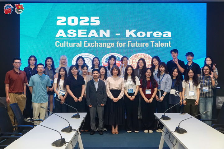 [서울=뉴시스] '2025학년도 하계 한-아세안 인재양성 및 문화교류 프로그램' 기간 중 베트남을 방문한 참가 학생들이 기념촬영을 하고 있다. (사진=성신여대 제공) 2025.07.28. photo@newsis.com *재판매 및 DB 금지