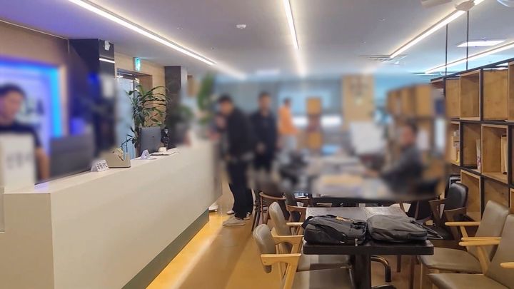 투자 사기 일당 사무실 압수수색 모습. (사진=경기남부경찰청 제공) *재판매 및 DB 금지