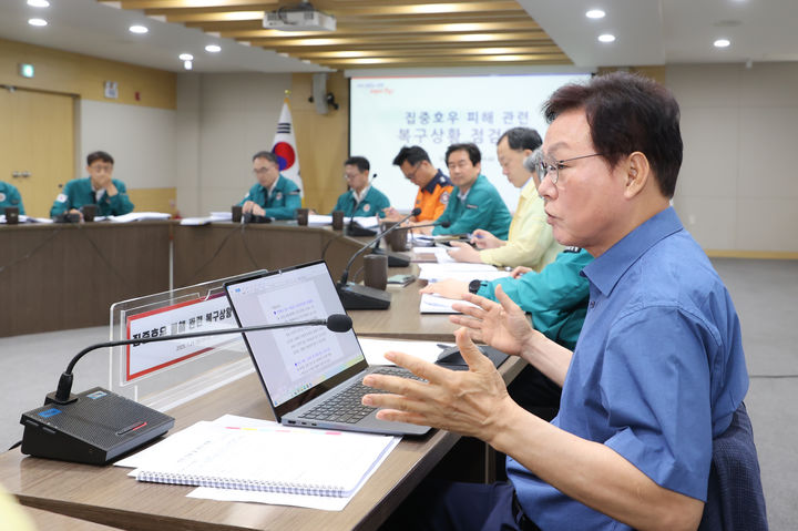 [창원=뉴시스]박완수 경남도지사가 28일 도청 도정회의실에서 집중호우 피해복구 상황 점검 회의를 주재하고 있다.(사진=경남도 제공) 2025.07.28. photo@newsis.com