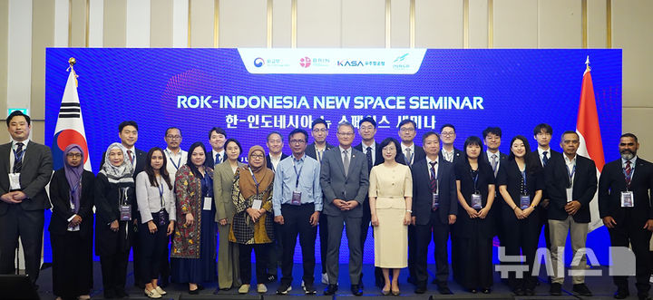 [서울=뉴시스]우주항공청과 외교부가 28일 인도네시아 자카르타에서 공동 개최한 '한-인도네시아 뉴스페이스 세미나'에서 참석자들이 기념촬영을 하고 있다. (사진=우주항공청 제공)