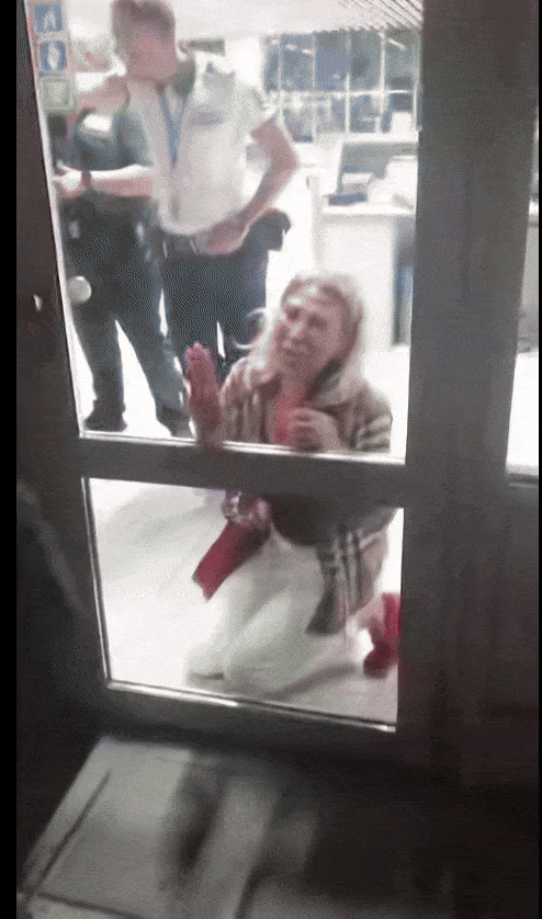 [뉴시스] 불가리아 소피아 공항에서 라이언 에어 항공편 탑승을 거부당한 여성 승객이 공항 게이트 문 앞에서 무릎을 꿇고 오열하고 있다.(영상=페이스북 @Nikolay Stefanov) *재판매 및 DB 금지