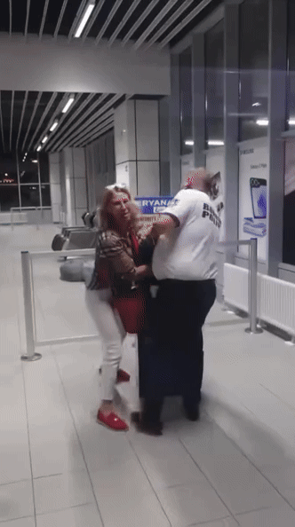 [뉴시스] 불가리아 소피아 공항에서 라이언 에어 항공편 탑승을 거부당한 여성 승객이 공항 게이트 문 앞에서 무릎을 꿇고 오열하고 있다.(영상=페이스북 @Nikolay Stefanov) *재판매 및 DB 금지