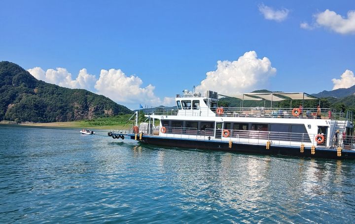 [제천=뉴시스] 이병찬 기자 = 28일 오후 충북 제천시 청풍면 도화리 충주호에서 고장난 유람선이 제천소방서 소방정에 예인되고 있다. (사진=제천소방서 제공) 2025.07.28. photo@newsis.com *재판매 및 DB 금지