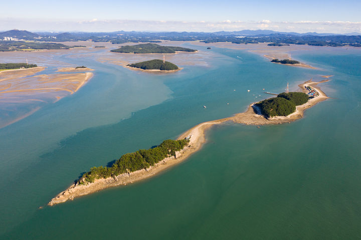 [서산=뉴시스] (맨 아래 섬부터 대각선 윗방향으로) 서산시 지곡면 중왕리 소우도, 대우도, 분점도 전경. (사진=서산시 제공) 2025.07.28. photo@newsis.com *재판매 및 DB 금지