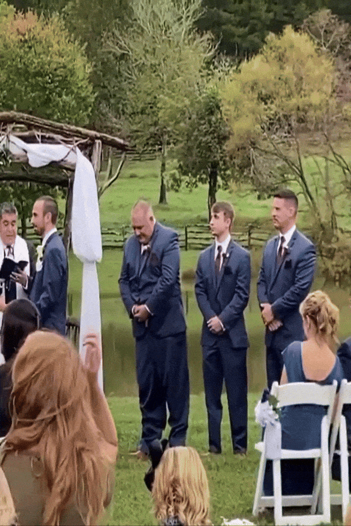 [뉴시스] 신랑 신부가 서약을 주고받는 순간, 한 들러리의 바지가 갑자기 흘러내리는 황당한 상황이 벌어졌다.(영상=X @DeanoGorton) *재판매 및 DB 금지