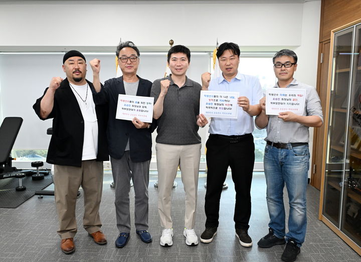 [서울=뉴시스] 학생 선수 지원 방안에 대해 논의한 유승민 대한체육회장(가운데)과 대한민국 운동선수 학부모연대. 2025.07.28.. (사진=대한체육회 제공) *재판매 및 DB 금지