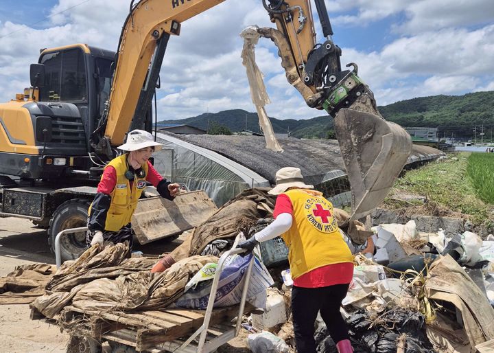 [창원=뉴시스]경남적십자사, 폭염 속 집중호우 피해복구 봉사활동.(사진=경남적십자사 제공) 2025.07.28.photo@newsis.com *재판매 및 DB 금지