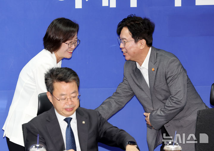 [서울=뉴시스] 김명년 기자 = 김영훈 고용노동부 장관이 28일 오전 서울 여의도 국회에서 열린 노란봉투법 관련 더불어민주당-고용노동부 간담회에서 정혜경 진보당 의원과 인사를 나누고 있다. 2025.07.28. kmn@newsis.com