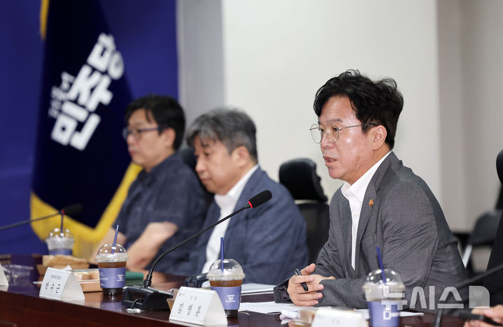 [서울=뉴시스] 김명년 기자 = 김영훈 고용노동부 장관이 28일 오전 서울 여의도 국회에서 열린 노란봉투법 관련 더불어민주당-고용노동부 간담회에서 발언하고 있다. 2025.07.28. kmn@newsis.com