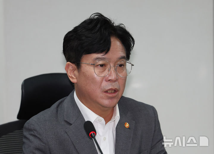 [서울=뉴시스] 김명년 기자 = 김영훈 고용노동부 장관이 28일 오전 서울 여의도 국회에서 열린 노란봉투법 관련 더불어민주당-고용노동부 간담회에서 발언하고 있다. 2025.07.28. kmn@newsis.com