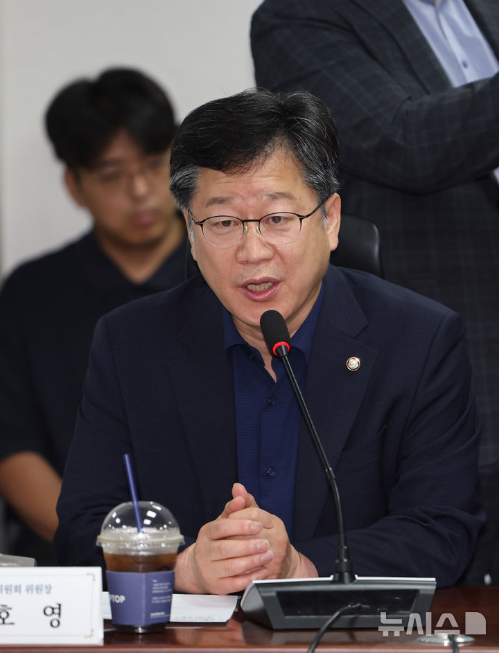 [서울=뉴시스] 김명년 기자 = 안호영 국회 환경노동위원장이 28일 오전 서울 여의도 국회에서 열린 노란봉투법 관련 민주당-고용노동부 간담회에서 발언하고 있다. 2025.07.28. kmn@newsis.com