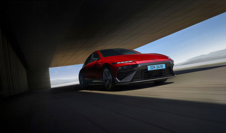 [서울=뉴시스] 현대자동차는 28일 국내 전기차 중 가장 긴 562km의 1회 충전 주행가능거리를 달성한 '더 뉴 아이오닉6'을 출시했다고 밝혔다.아이오닉 6는 기존 모델 대비 배터리 용량이 77.4kWh에서 84kWh로 늘어났으며, 350kW급 초고속 충전 시 기존과 동일한 18분(배터리 용량 10%→80%)의 충전 성능을 확보했다. 사진은 더 뉴 아이오닉 N라인. (사진=현대자동차 제공) 2025.07.28. photo@newsis.com *재판매 및 DB 금지