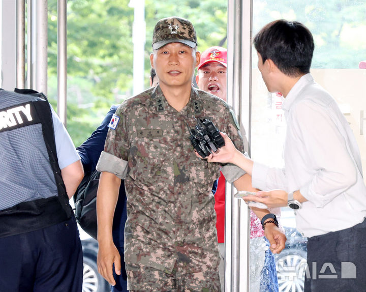 [서울=뉴시스] 김진아 기자 = 박진희 전 군사보좌관이 28일 서울 서초구 순직해병 특검 사무실에 참고인 신분으로 출석하고 있다. 이종섭 전 국방부 장관의 참모진이었던 박 전 보좌관은 2023년 7월 30일 김계환 전 해병대사령관과 박정훈 해병대수사단장이 채상병 사건 초동조사 결과를 이 전 장관에게 보고했던 현장에 동석한 인물이다. 2025.07.28. bluesoda@newsis.com