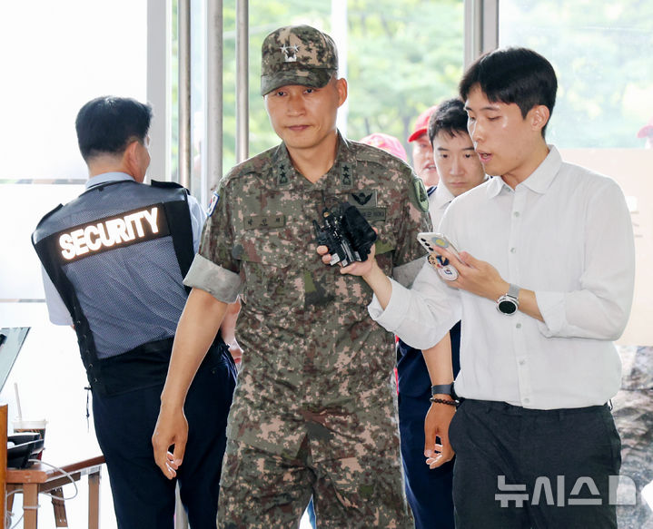 [서울=뉴시스] 김진아 기자 = 박진희 전 군사보좌관이 28일 서울 서초구 순직해병 특검 사무실에 참고인 신분으로 출석하고 있다. 이종섭 전 국방부 장관의 참모진이었던 박 전 보좌관은 2023년 7월 30일 김계환 전 해병대사령관과 박정훈 해병대수사단장이 채상병 사건 초동조사 결과를 이 전 장관에게 보고했던 현장에 동석한 인물이다. 2025.07.28. bluesoda@newsis.com