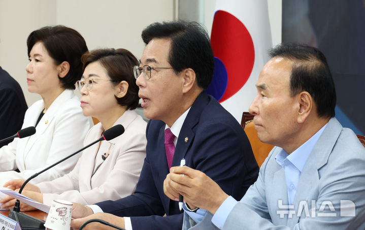 [서울=뉴시스] 김금보 기자 = 송언석 국민의힘 비상대책위원장 겸 원내대표가 28일 서울 여의도 국회에서 열린 비상대책위원회의에서 발언을 하고 있다. 2025.07.28. kgb@newsis.com