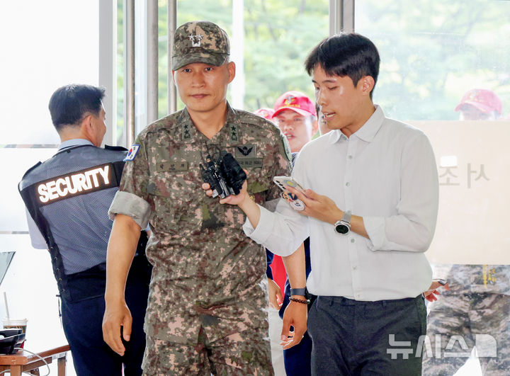 [서울=뉴시스] 김진아 기자 = 박진희 전 군사보좌관이 28일 서울 서초구 순직해병 특검 사무실에 참고인 신분으로 출석하고 있다. 이종섭 전 국방부 장관의 참모진이었던 박 전 보좌관은 2023년 7월 30일 김계환 전 해병대사령관과 박정훈 해병대수사단장이 채상병 사건 초동조사 결과를 이 전 장관에게 보고했던 현장에 동석한 인물이다. 2025.07.28. bluesoda@newsis.com