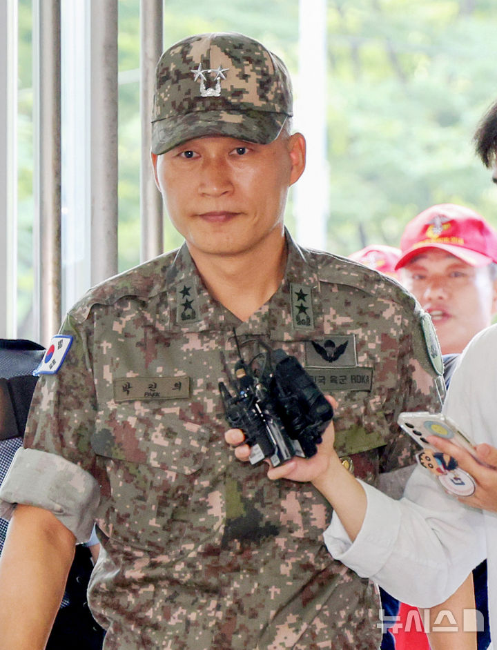 [서울=뉴시스] 김진아 기자 = 박진희 전 군사보좌관이 28일 서울 서초구 순직해병 특검 사무실에 참고인 신분으로 출석하고 있다. 이종섭 전 국방부 장관의 참모진이었던 박 전 보좌관은 2023년 7월 30일 김계환 전 해병대사령관과 박정훈 해병대수사단장이 채상병 사건 초동조사 결과를 이 전 장관에게 보고했던 현장에 동석한 인물이다. 2025.07.28. bluesoda@newsis.com