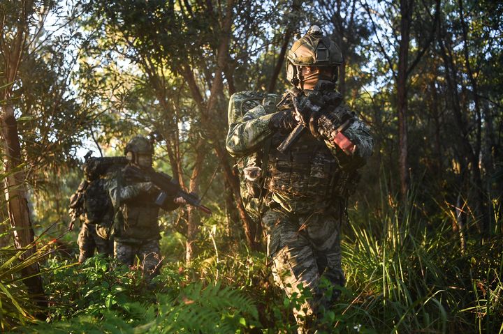 [서울=뉴시스] 해병대는 지난 3일부터 27일까지 호주 북동부 일대에서 미국, 호주 등과 함께 2025년 탈리스만 세이버 연합훈련에 참가해 연합작전 수행능력을 향상했다.사진은 2025 탈리스만 세이버 훈련 간 해병대 수색팀이 적지종심작전을 펼치고 있다. (사진=해병대사령부 제공) 2025.07.28. photo@newsis.com *재판매 및 DB 금지